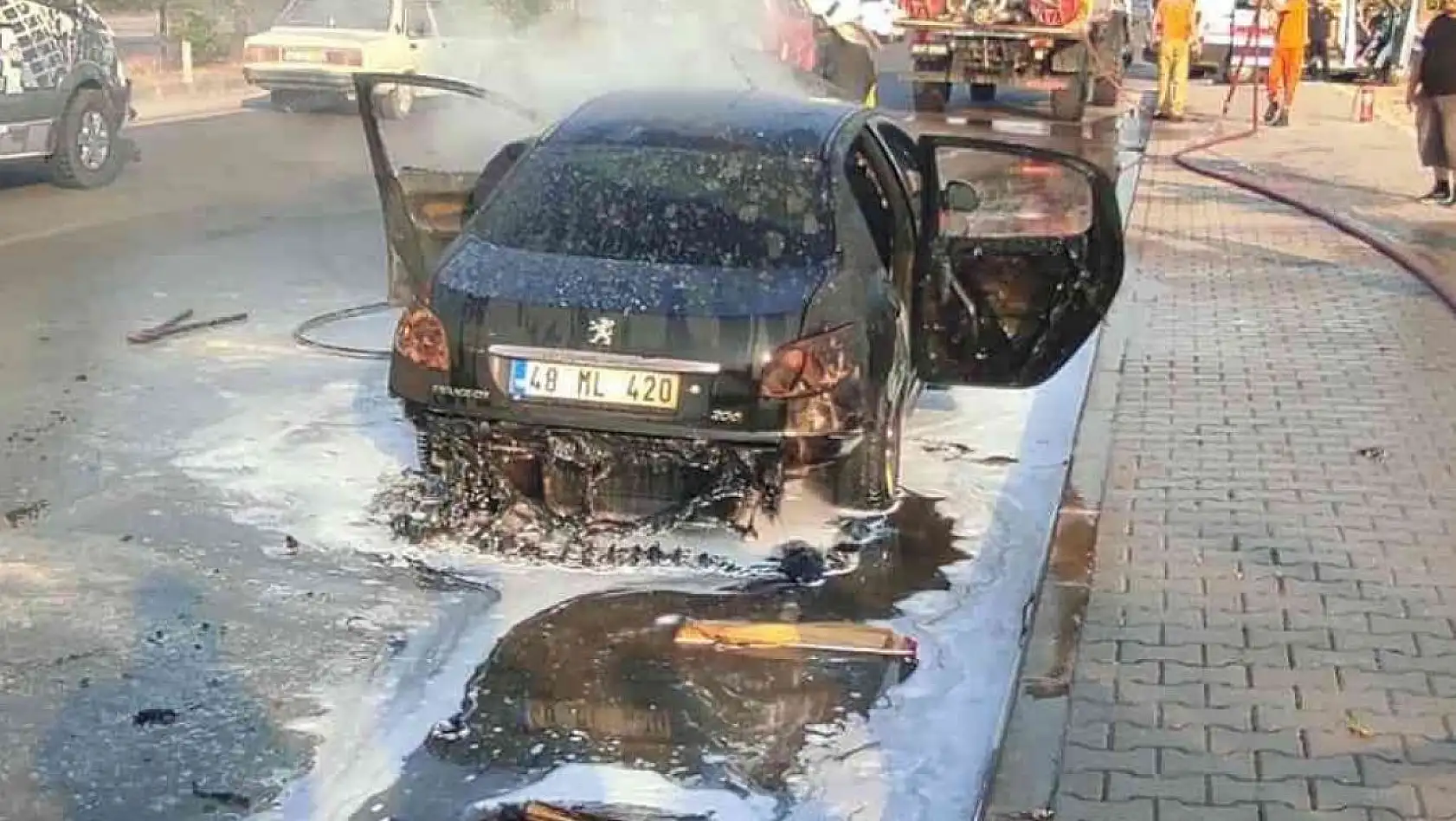 Fethiye'de seyir halindeki otomobil alev alev yandı