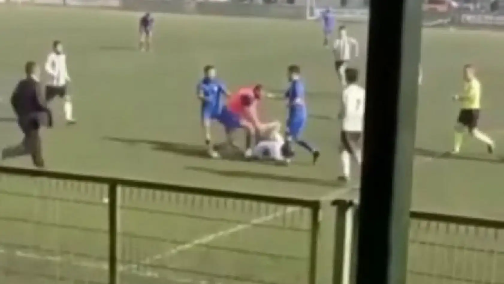 Futbolcuya kramponla saldırdı, o anlar kamerada