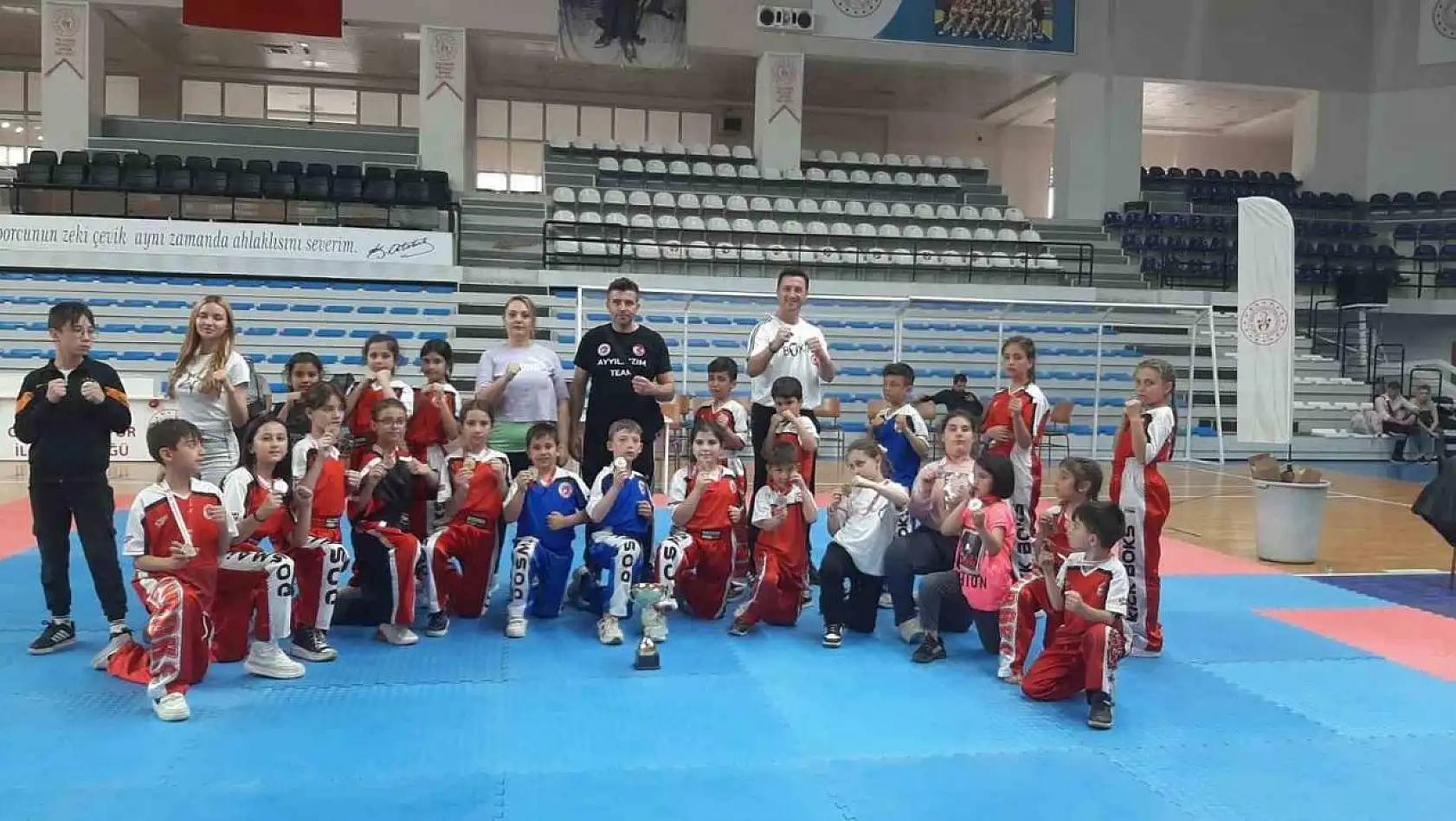Gedizli kick boksçular Turgutlu'dan 14 madalya ile döndü