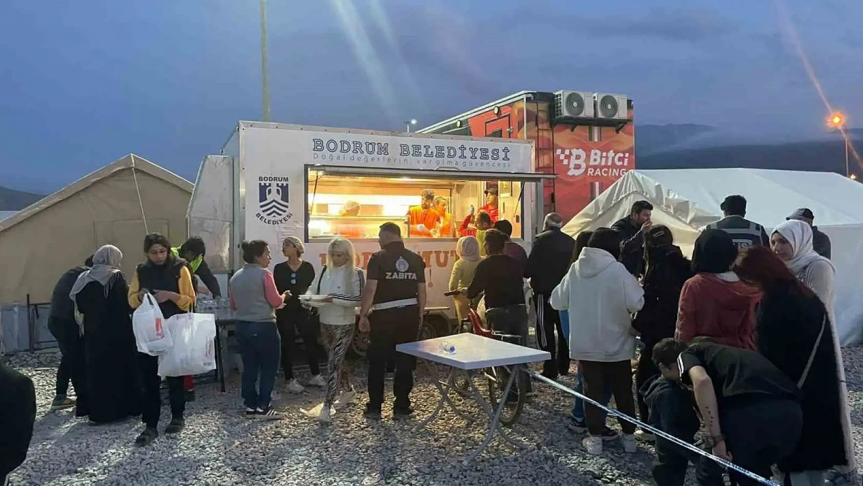 Hatay'daki Bodrum çadırında depremzedeler iftar açtı