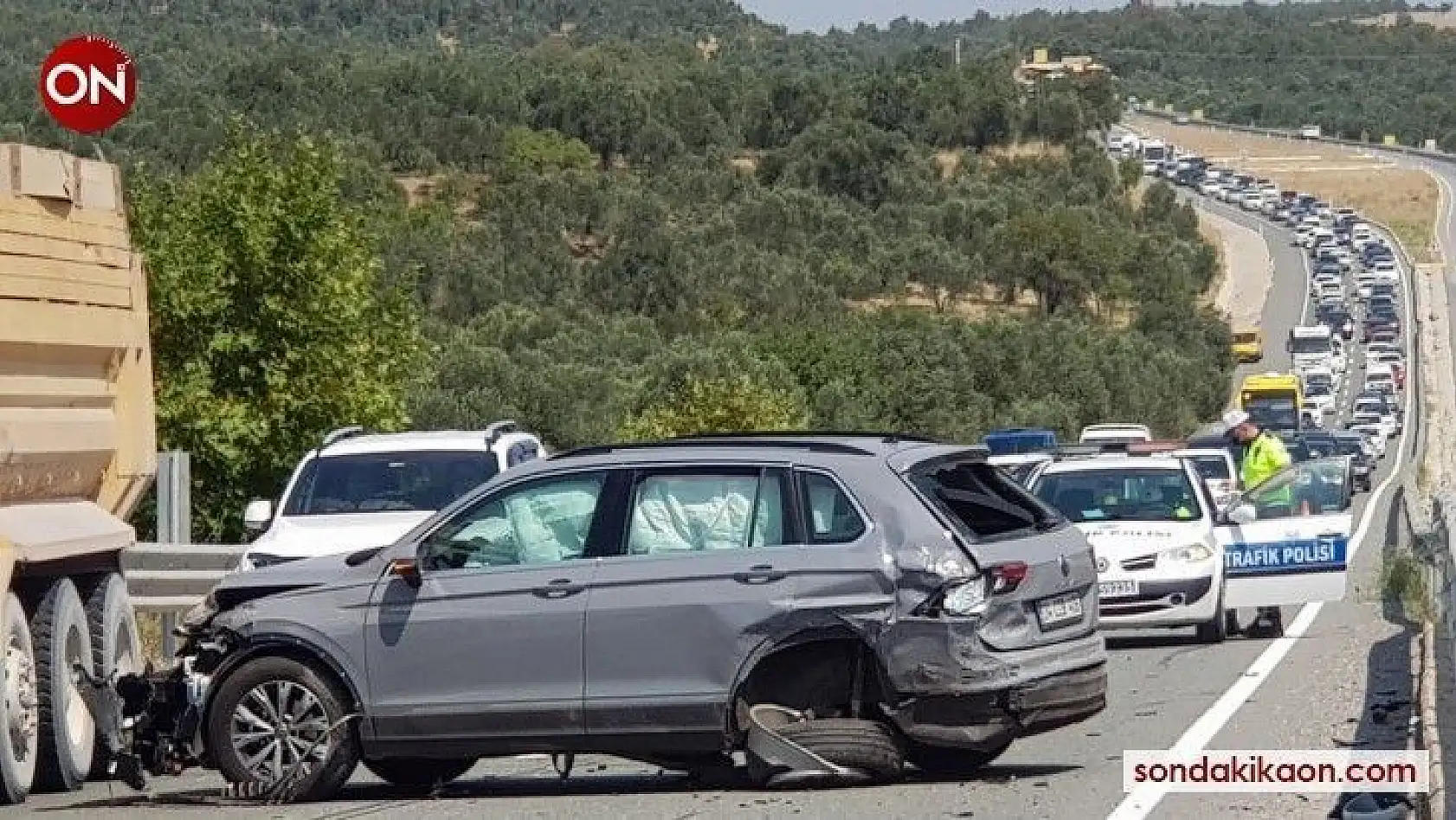 Havran'da ucuz atlatılan kazada 2 kilometrelik araç kuyruğu oluştu