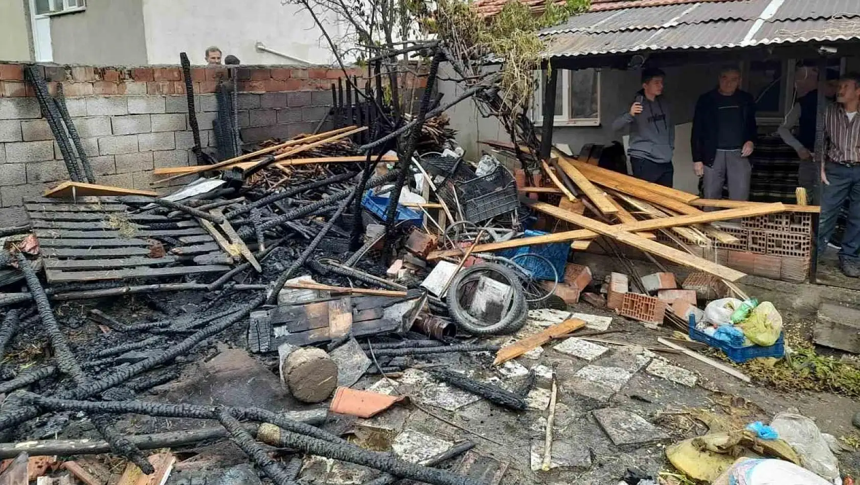 Hisarcık'ta ahır yangını: 1 koyun telef oldu, 200 balya saman yandı