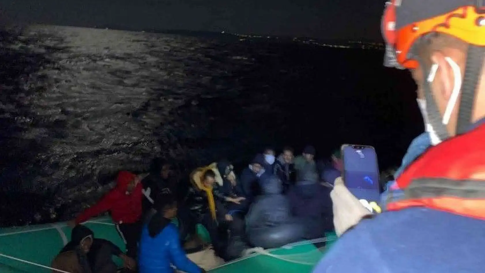 İzmir açıklarında 27 göçmen kurtarıldı