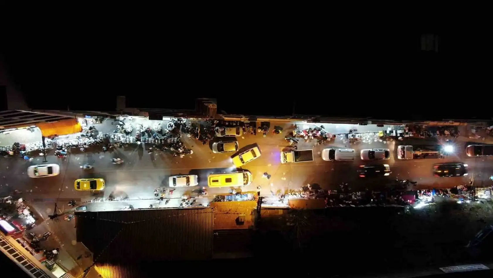 İzmir'de binlerce insan caddede kurulan tezgahlara akın etti
