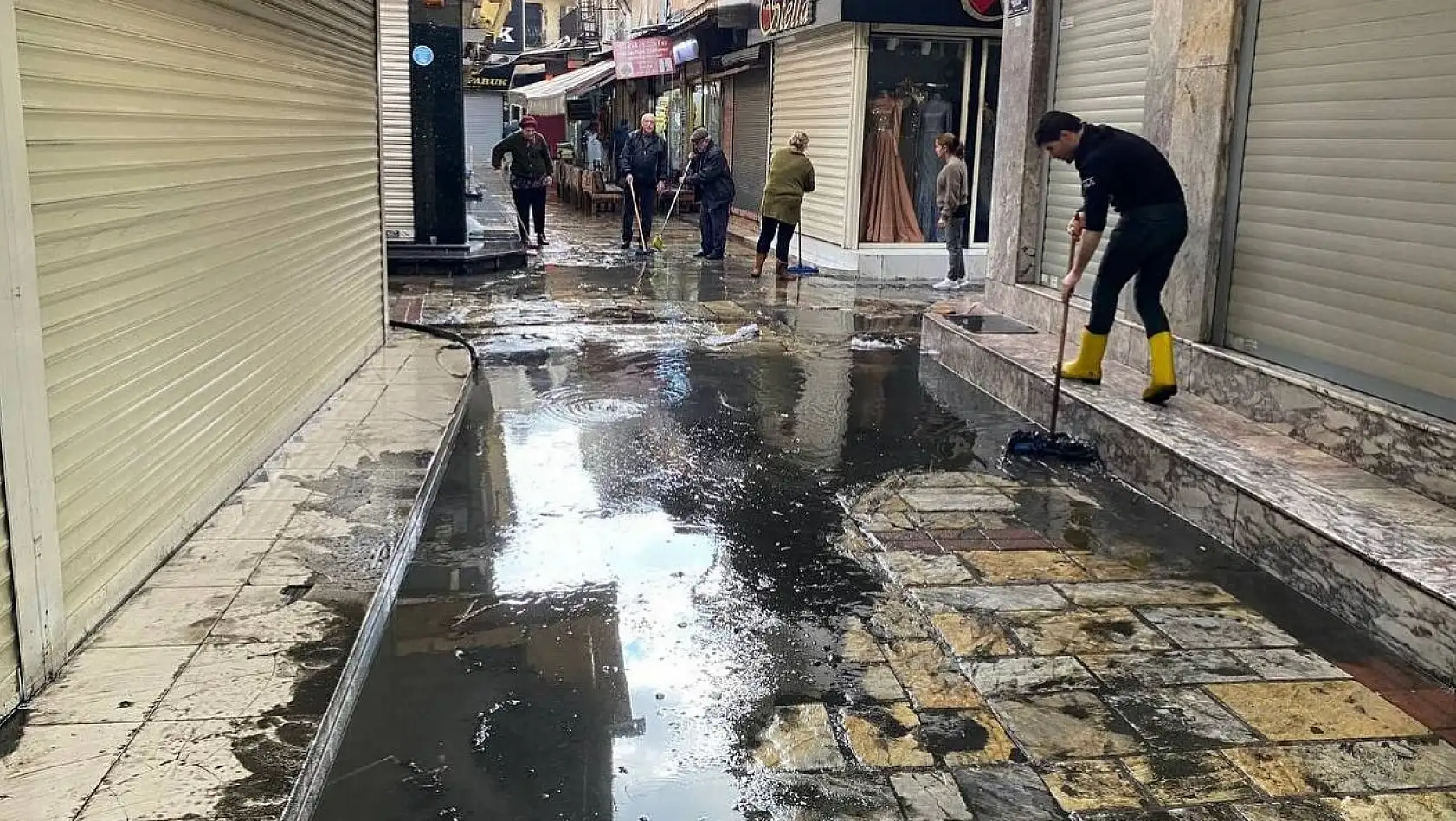 İzmir'de esnafın yağmur çilesi