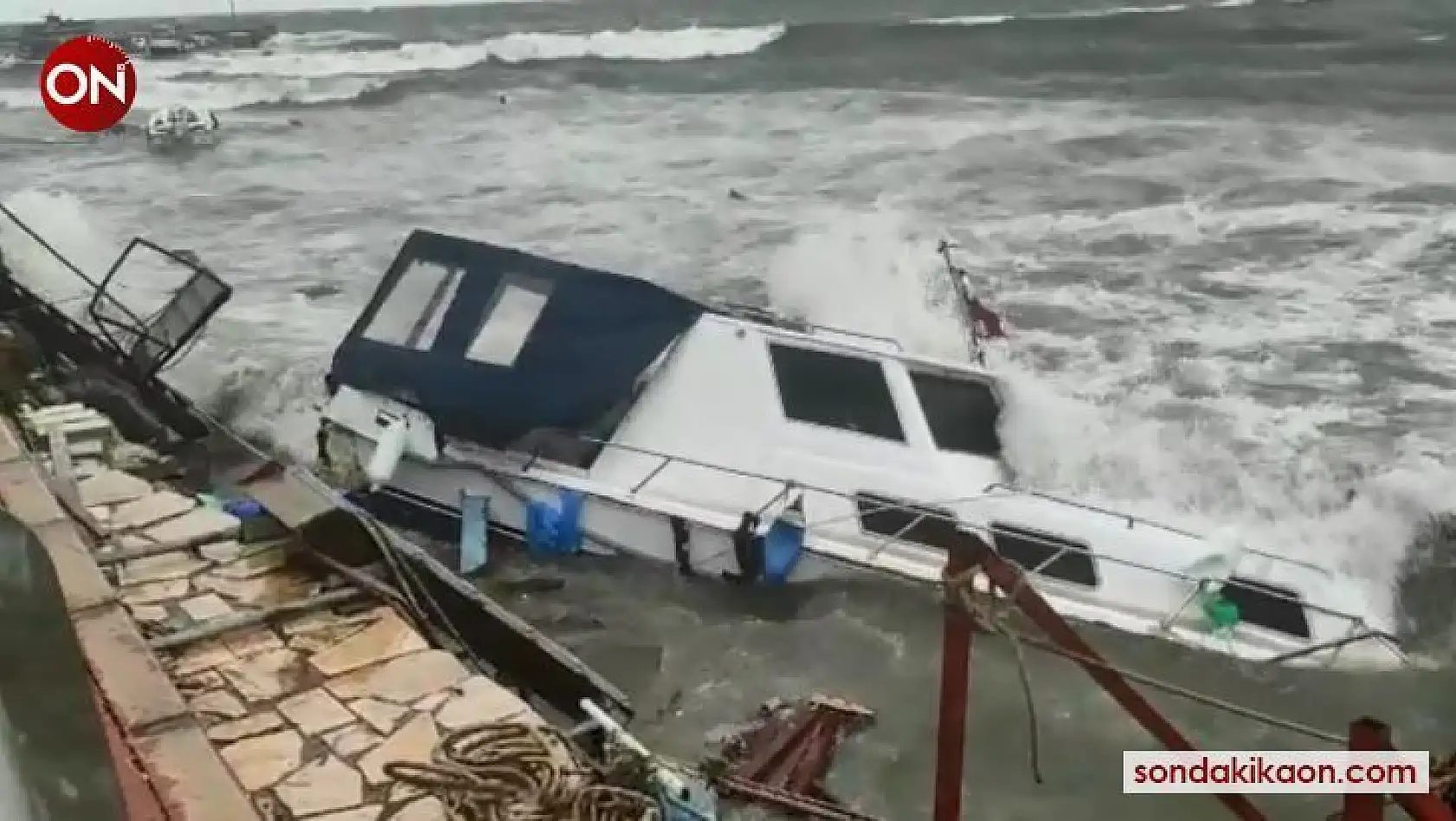 İzmir'de fırtına etkili oluyor: Dikili'de tekneler battı