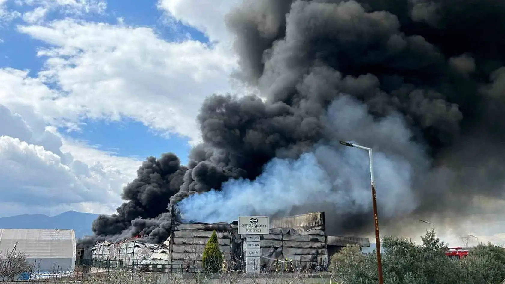 İzmir'de lojistik firmasının soğuk hava deposunda büyük yangın