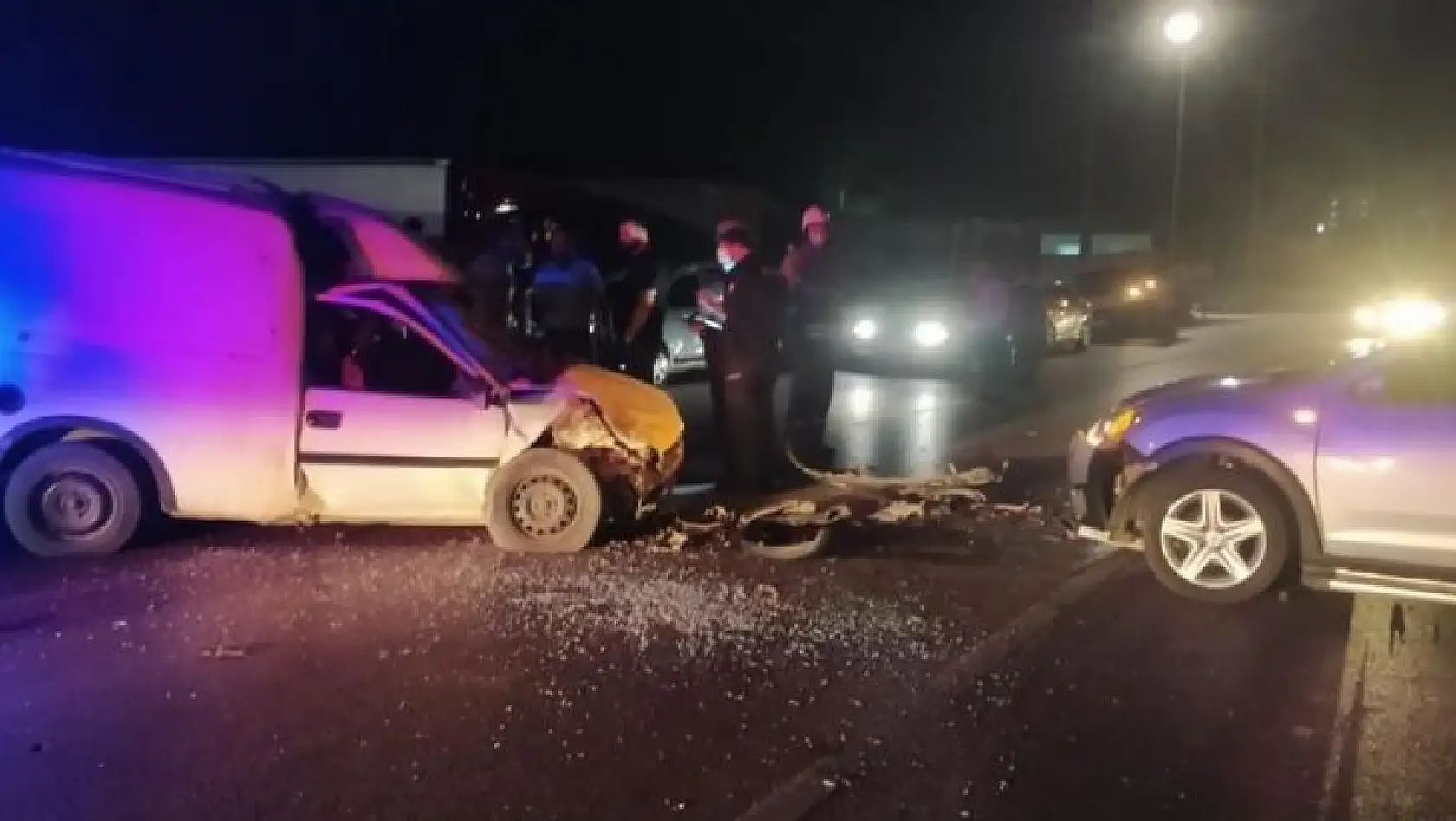İzmir'de otomobil ile hafif ticari araç çarpıştı: 4 yaralı