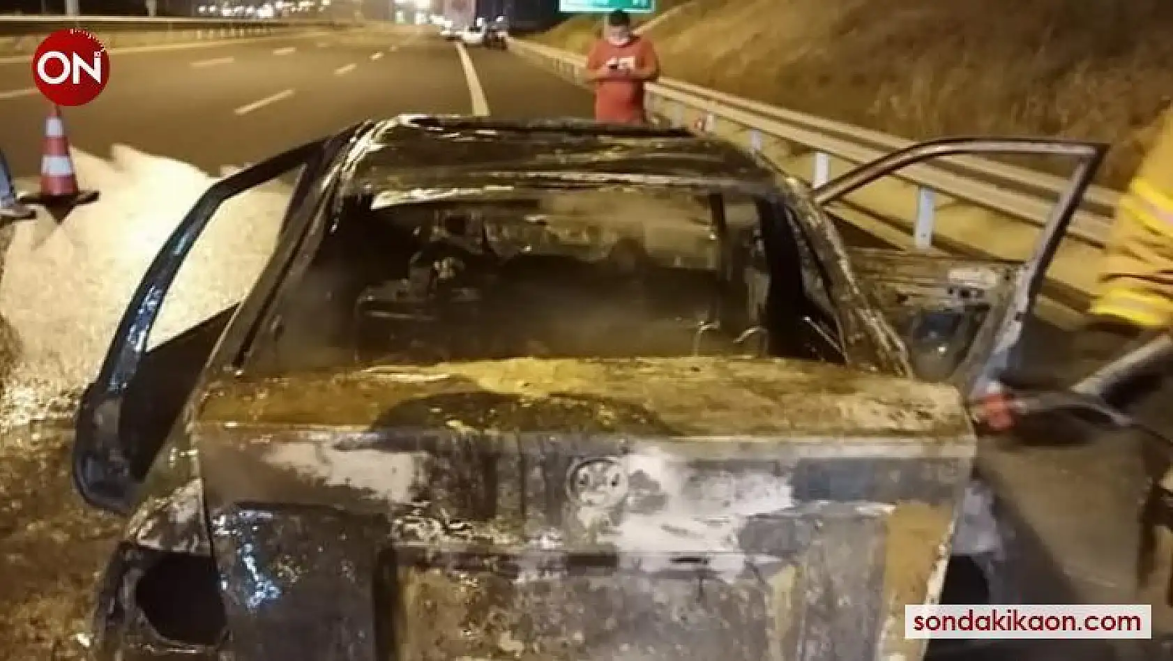 İzmir'de seyir halindeki otomobil yandı