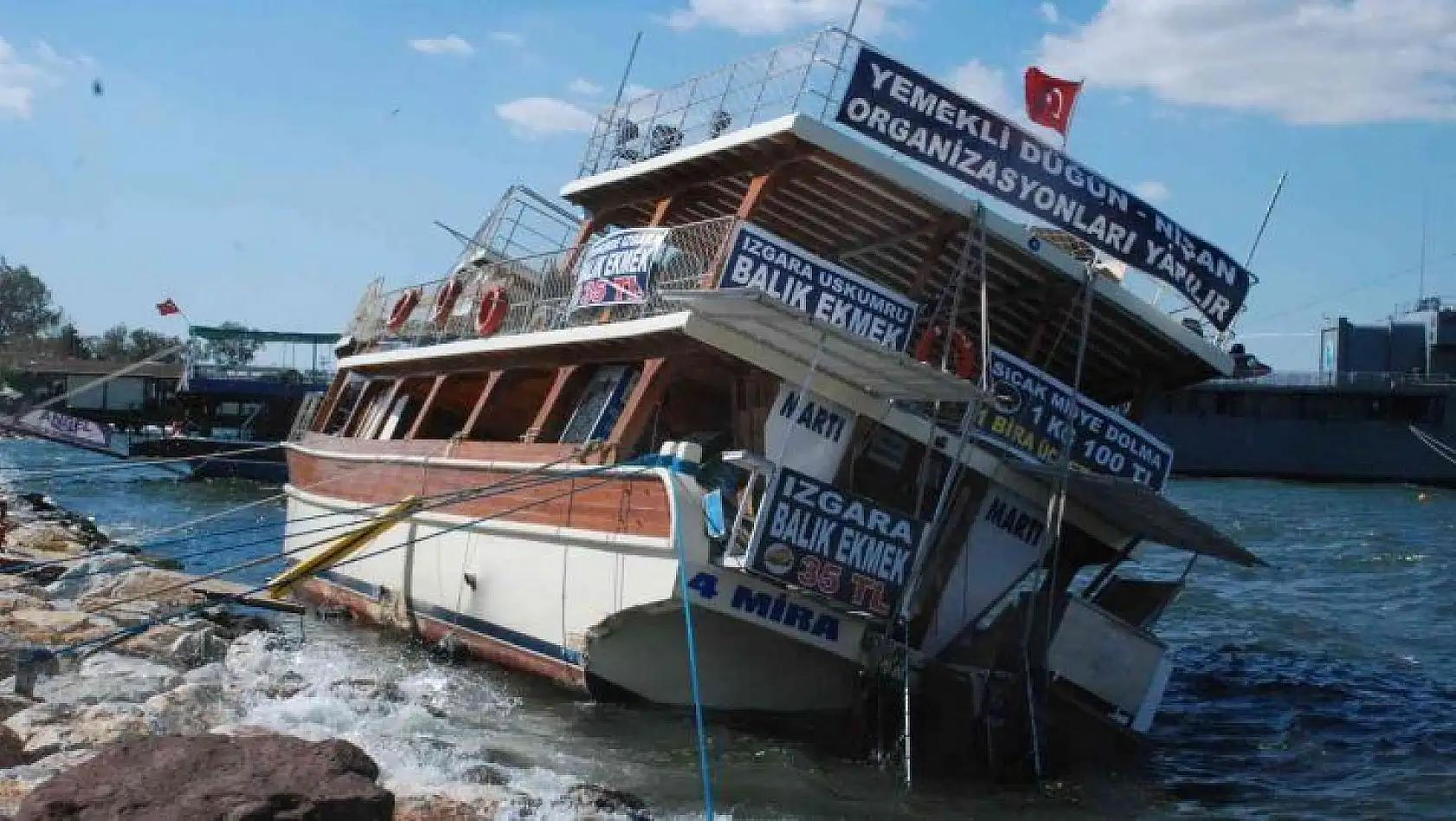 İzmir'de şiddetli rüzgar tekneyi devirdi