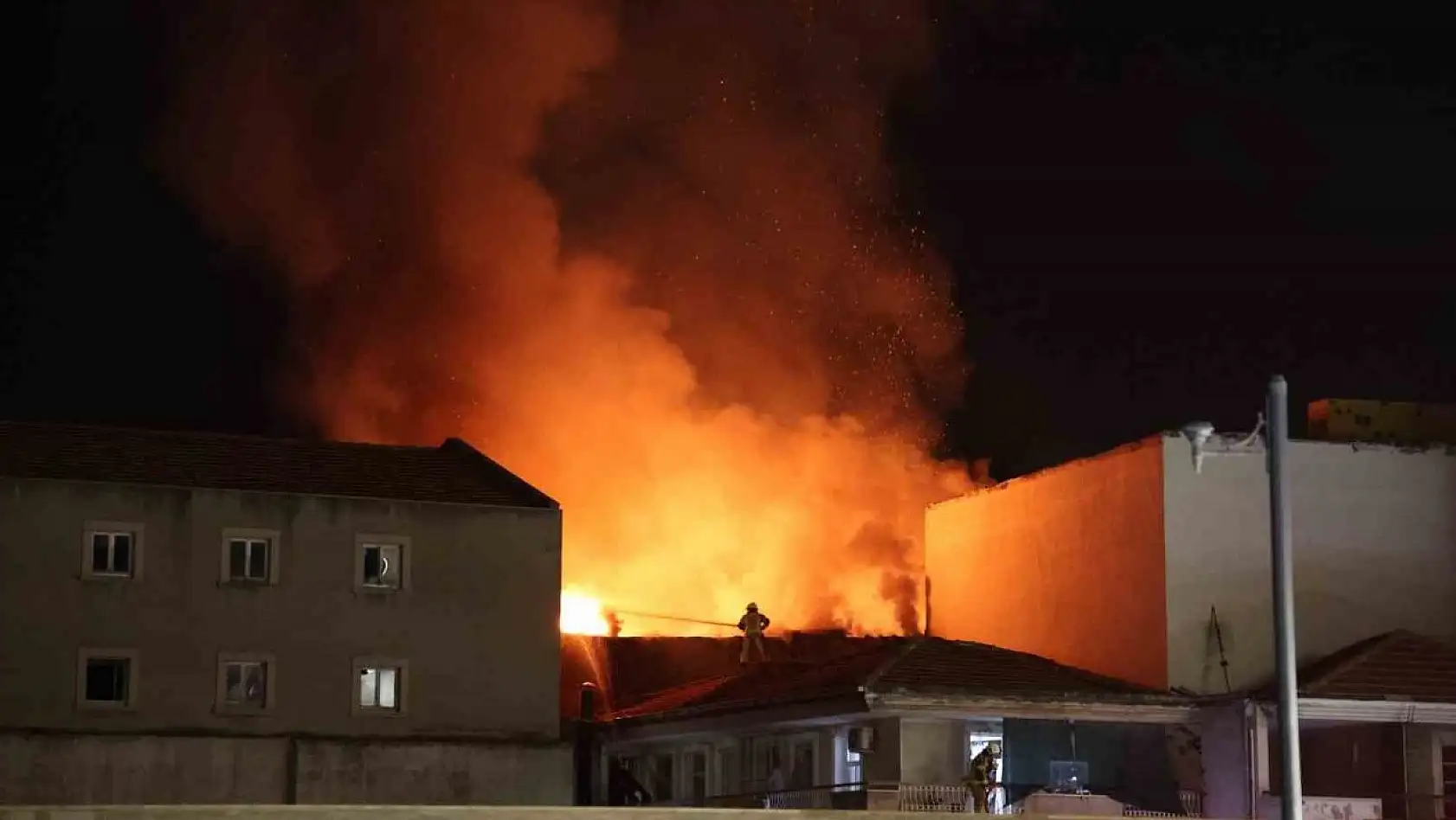 İzmir'de Tarihi Kemeraltı Çarşısı'nda yangın: Tekstil deposu alevlere teslim oldu