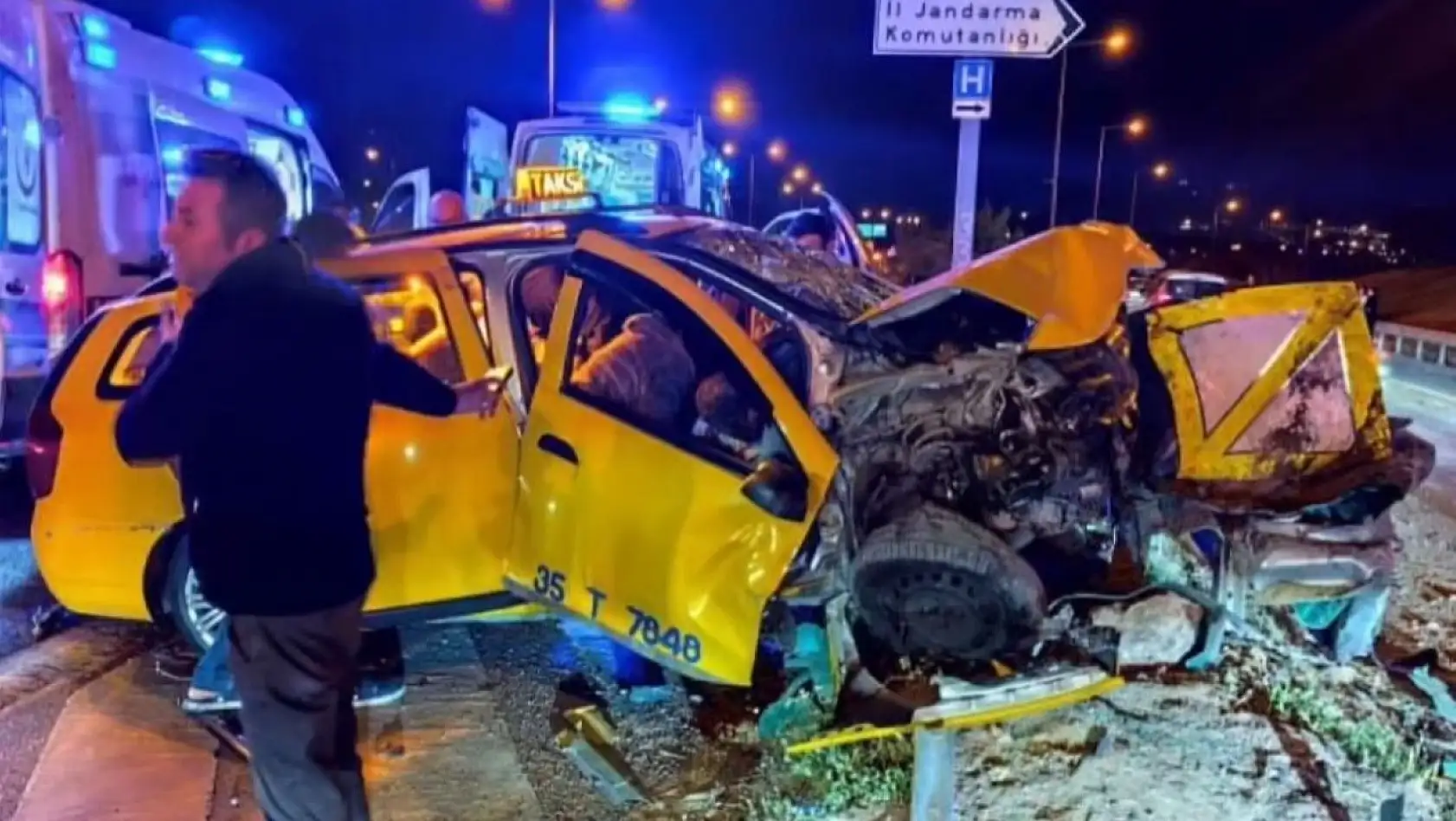 İzmir'de ticari taksi bariyerlere çarptı: 1 ölü, 5 yaralı