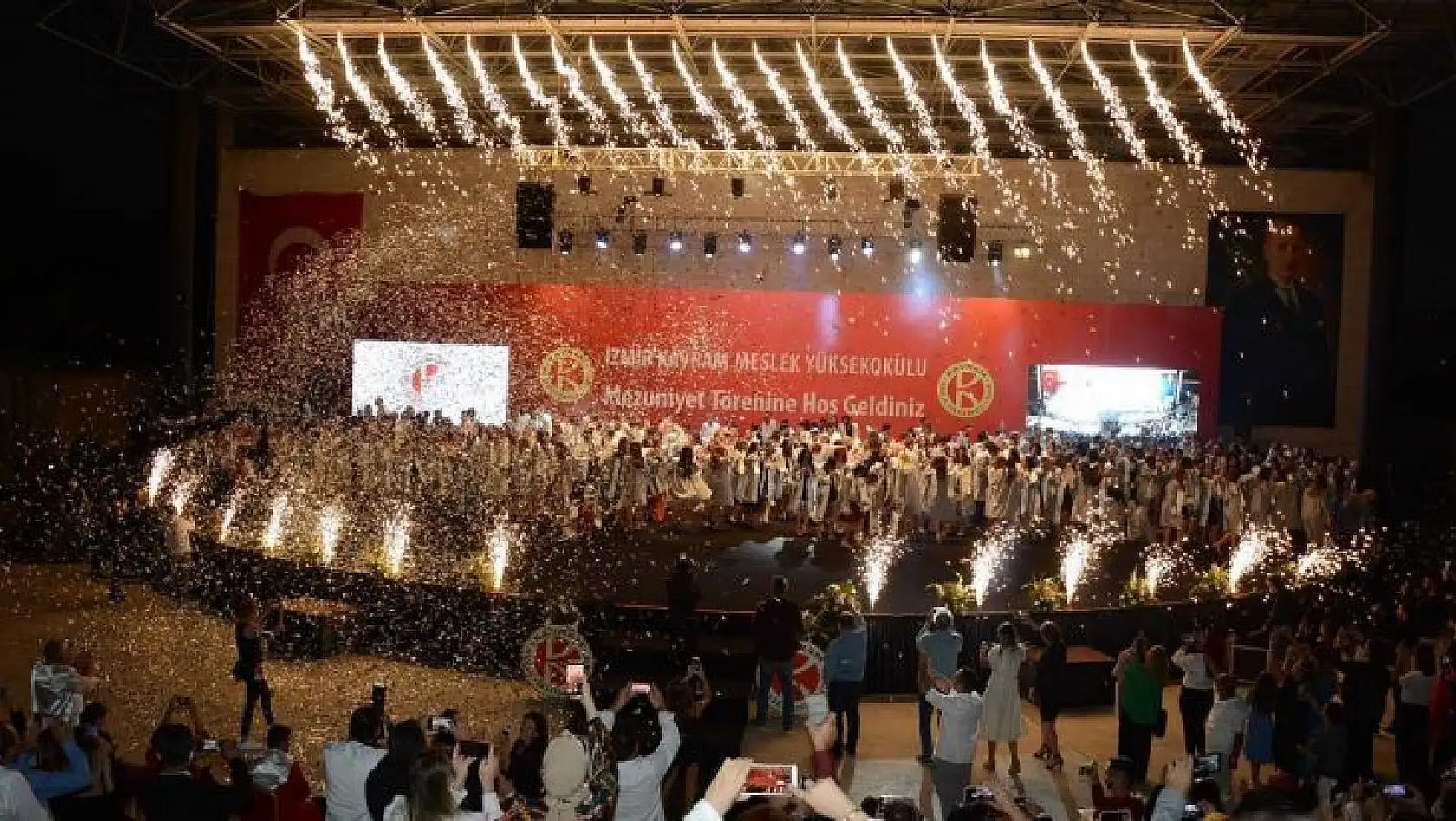 İzmir Kavram Meslek Yüksekokulunda mezuniyet sevinci
