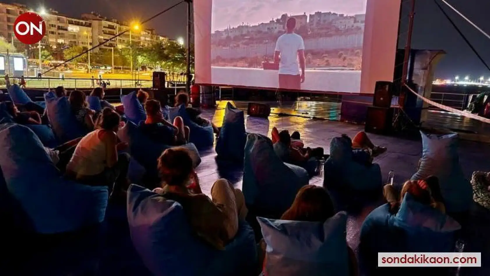İzmirliler denizde sinemayı sevdi