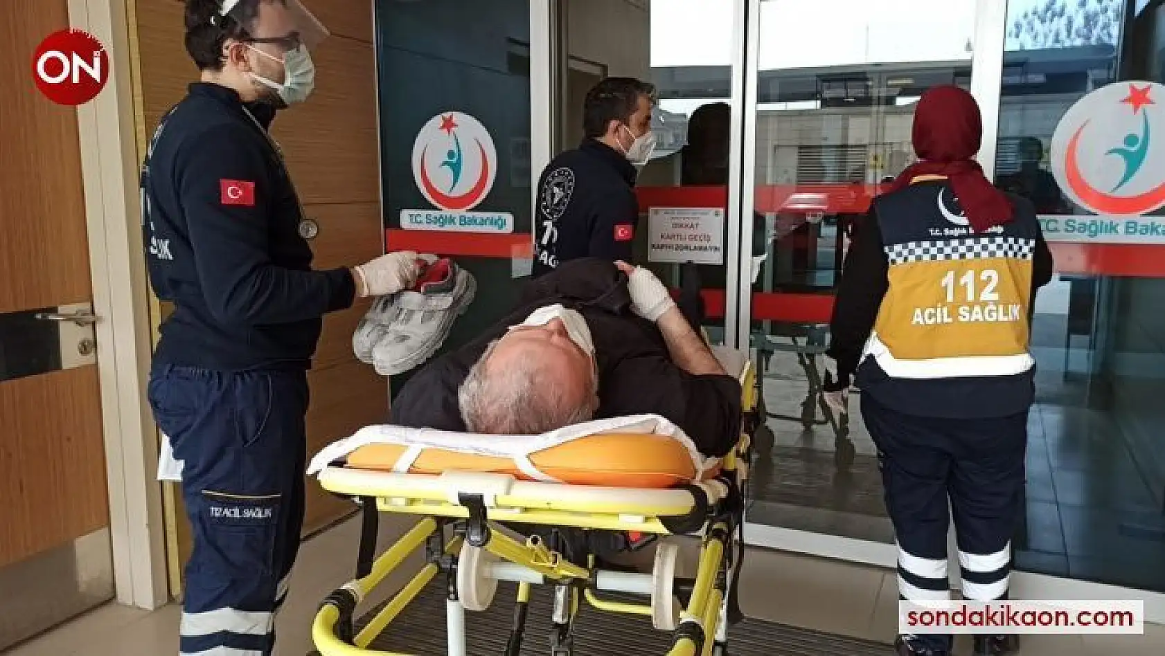 Kamyonetin kasa kapağının çarptığı yaşlı adam yaralandı