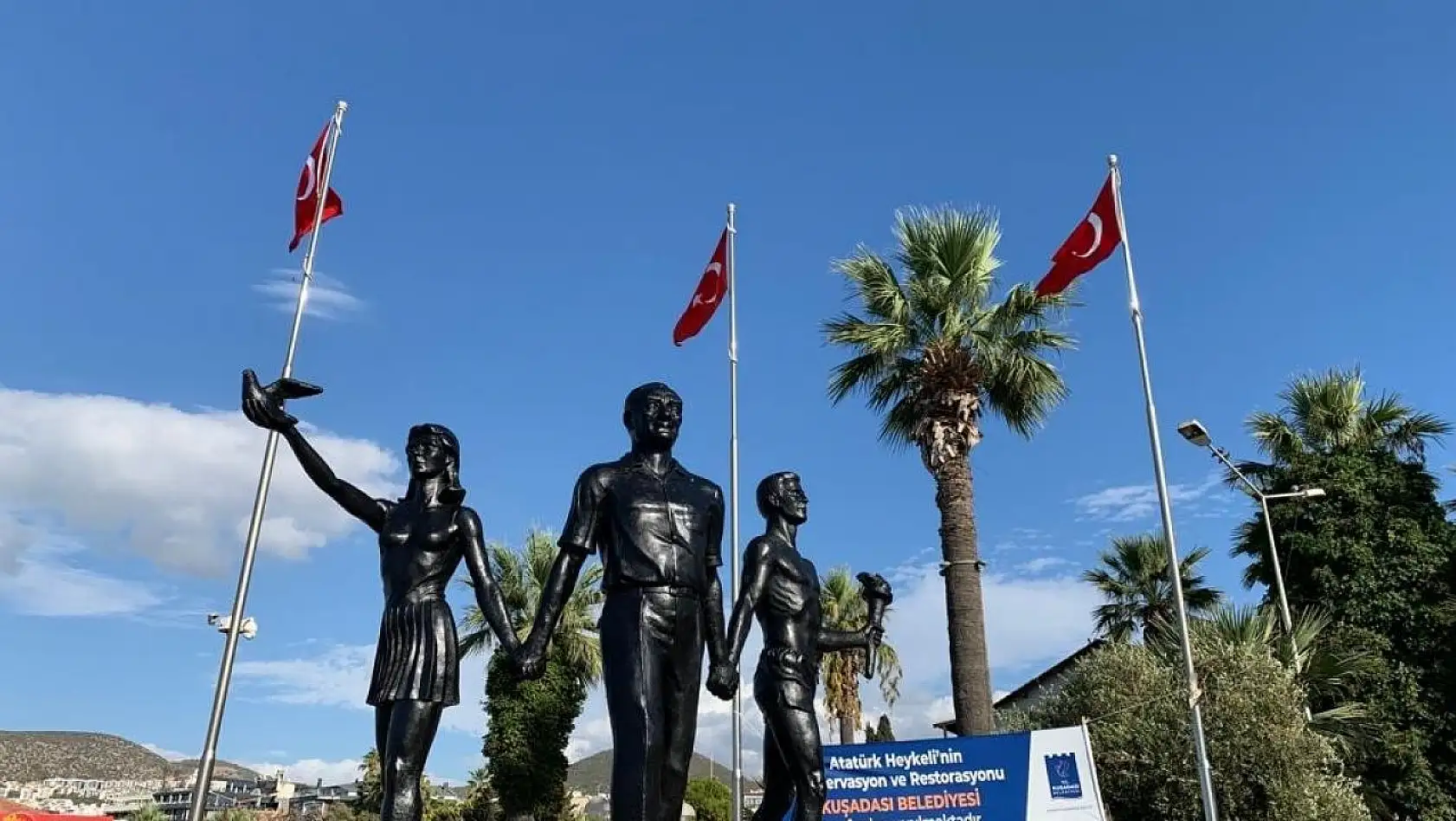 Kuşadası'daki Atatürk heykeli aslına uygun olarak yenilendi