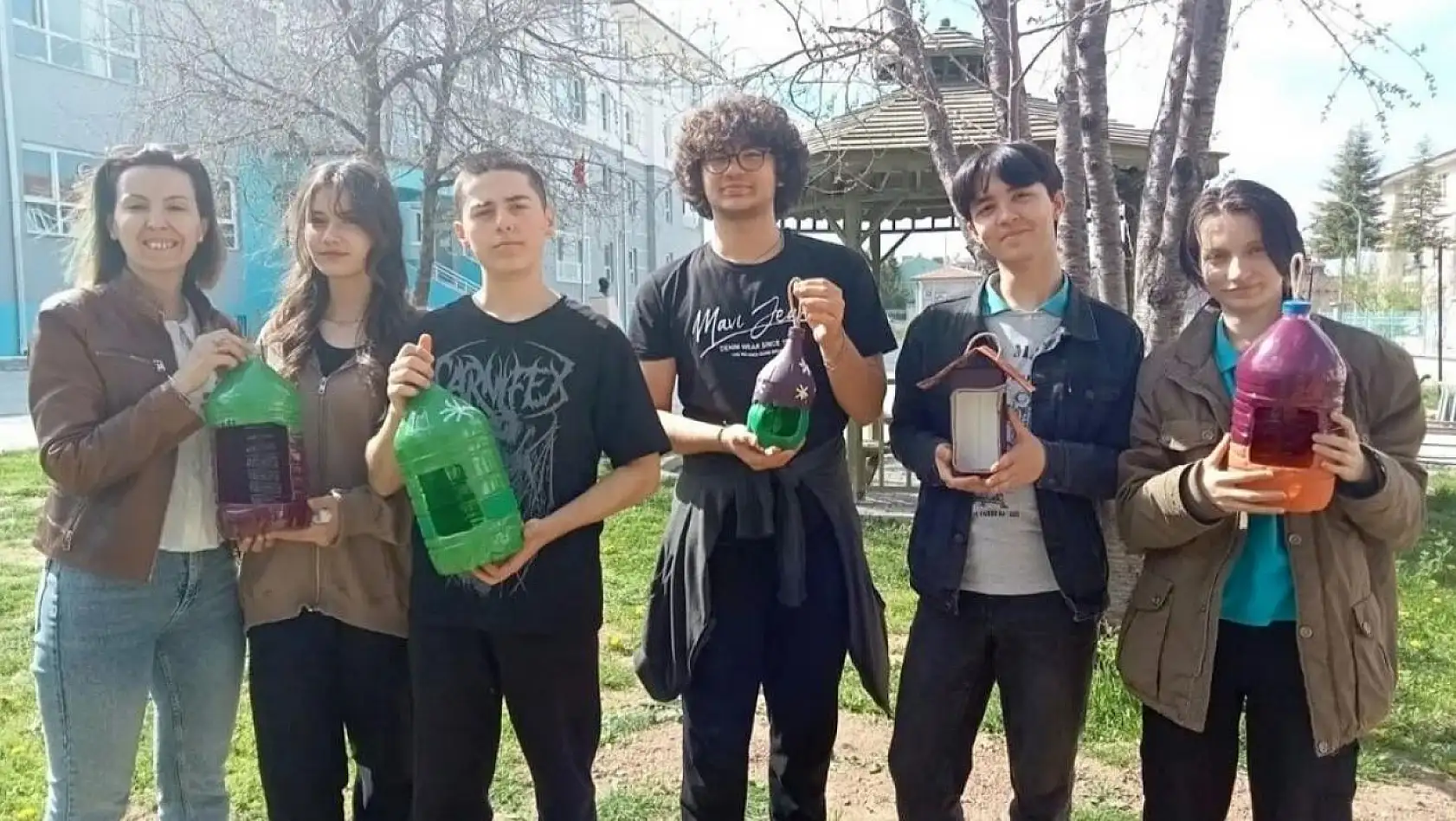 Kütahya Borsa İstanbul Anadolu Lisesinde atık malzemelerden kuş yuvası