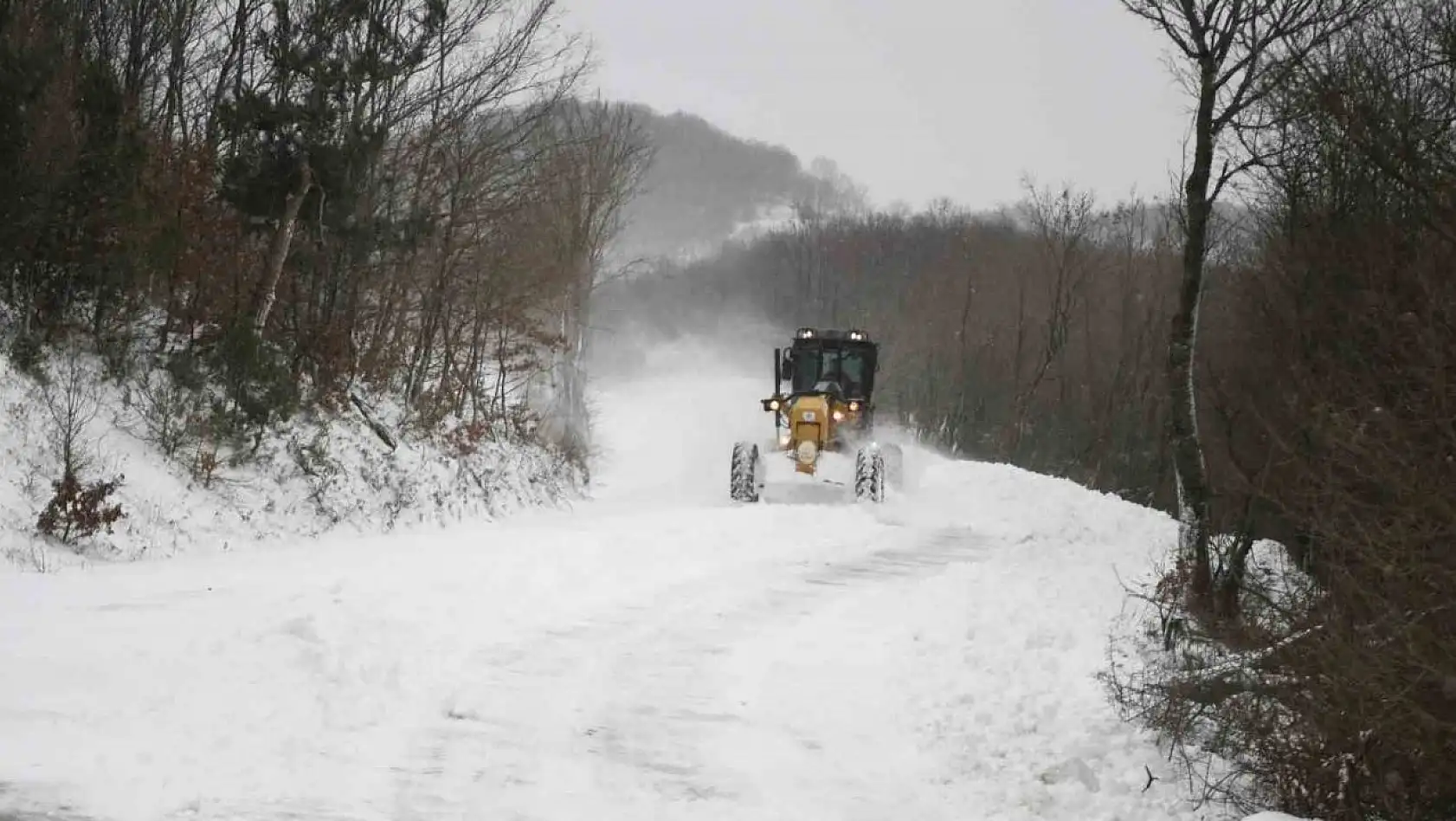 Lapseki'de karla mücadele çalışmaları devam ediyor