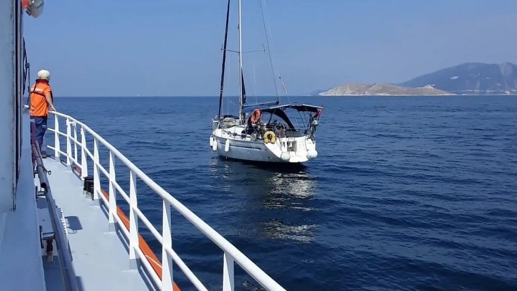 Makine arızası ile denizde sürüklenen tekne Marmara Adası Limanı'na yanaştırıldı