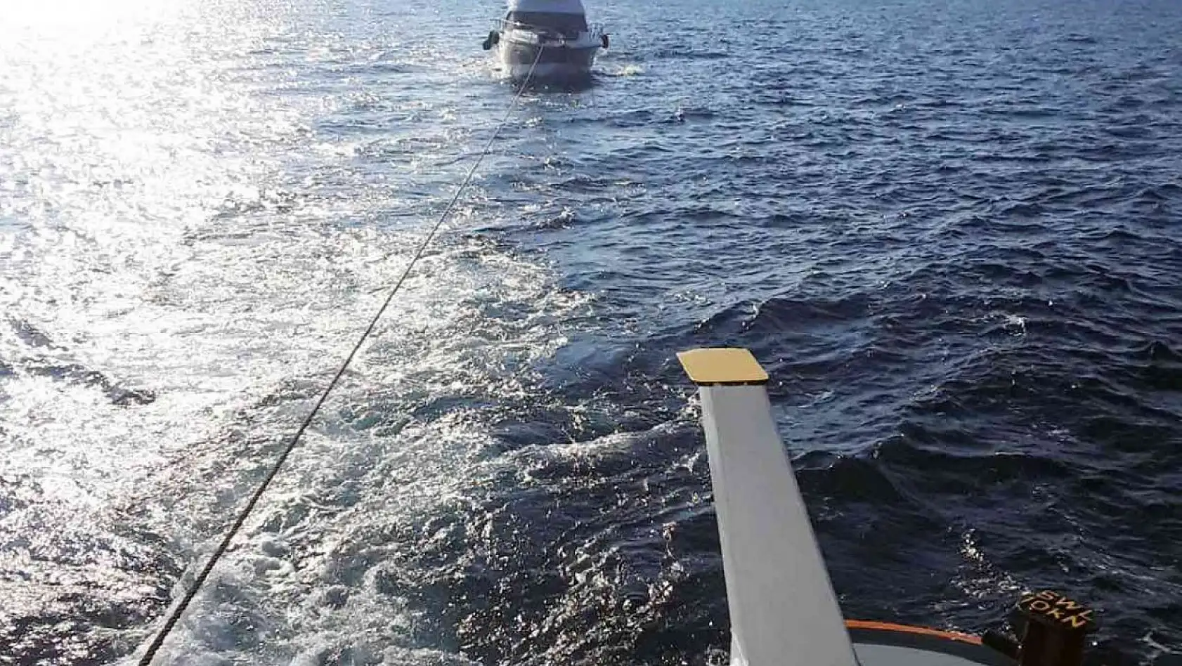Makine arızası nedeniyle sürüklenen lüks tekne kurtarıldı