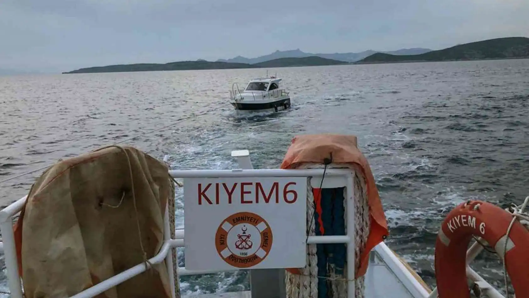 Makine arızası yapan tekne KIYEM ekiplerince kurtarıldı