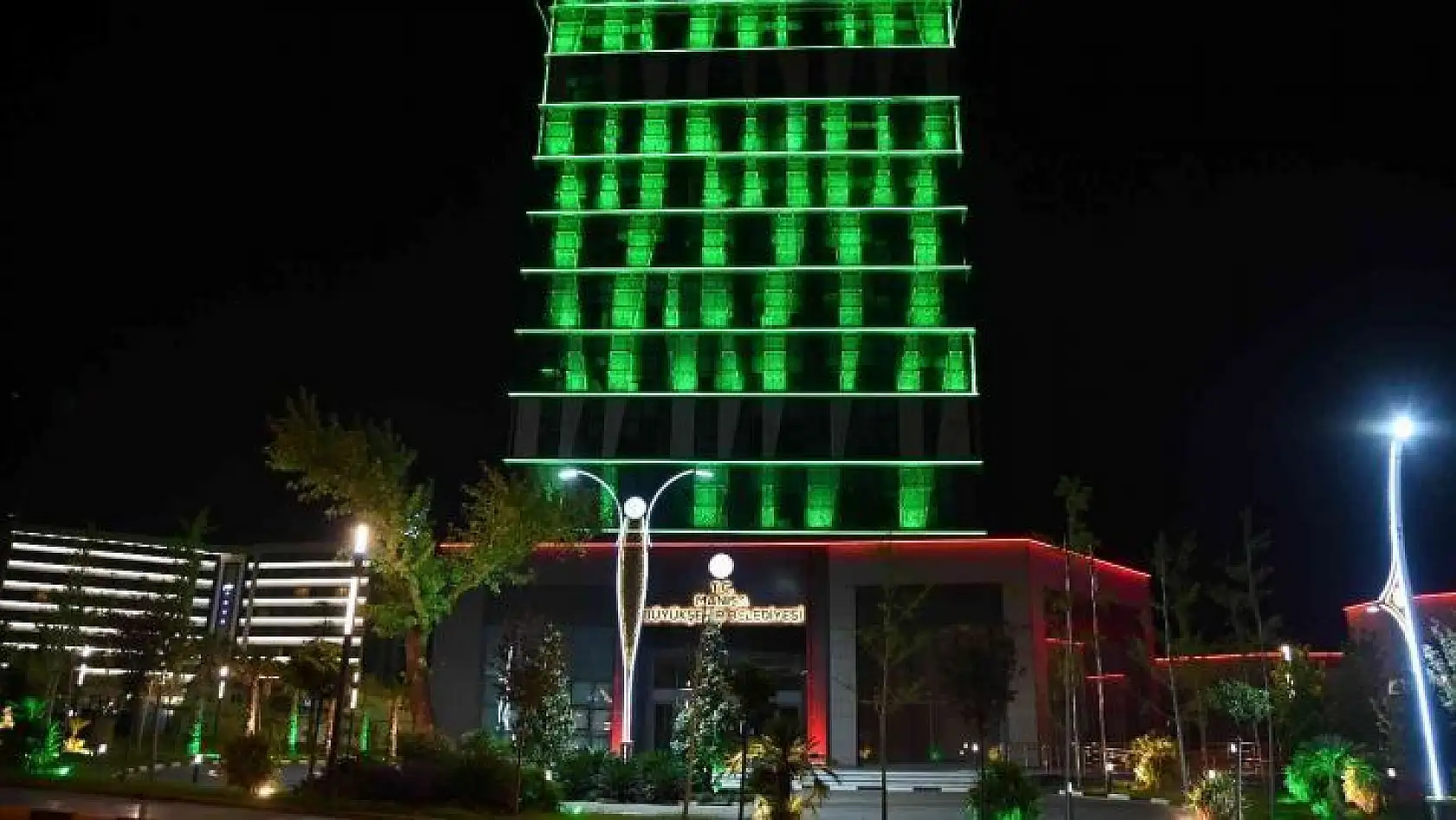 Manisa Büyükşehir Belediye binası çölyaklılar için yeşil renge büründü