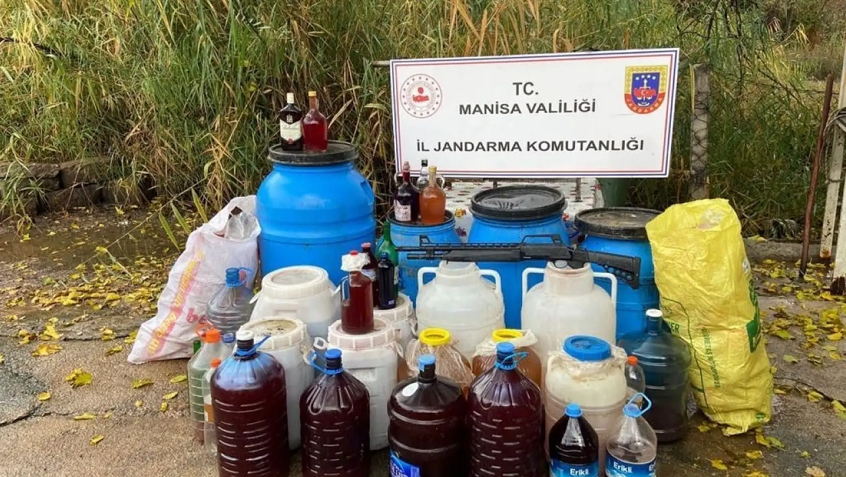 Manisa'da bin litre sahte alkol ele geçirildi