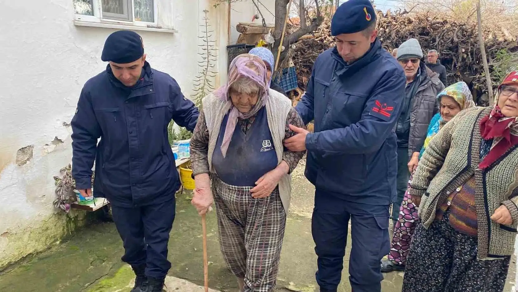 Manisa'da kayıp yaşlı kadından iyi haber: Jandarma ekipleri buldu