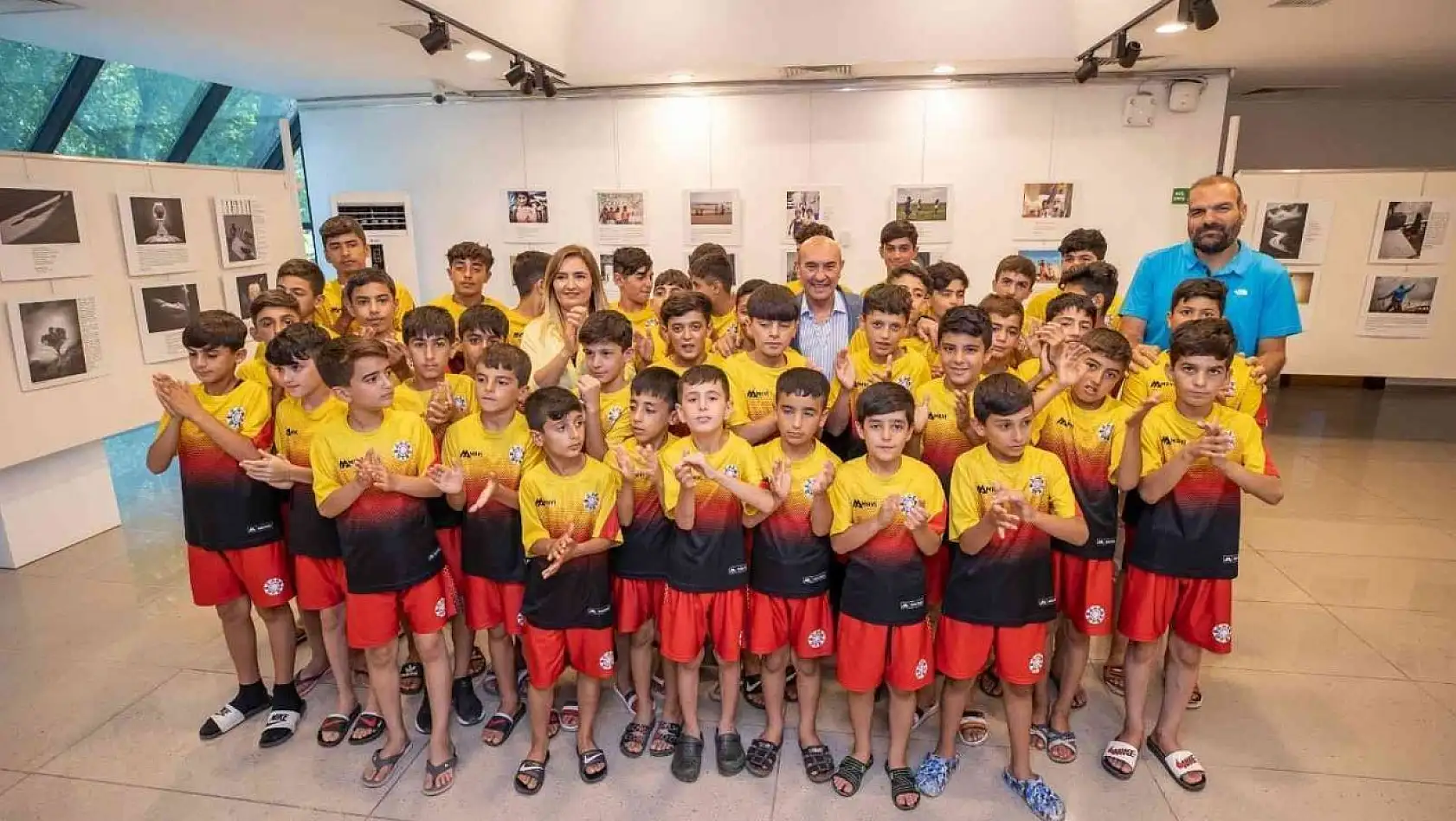 Mardinli çocuklar Başkan Soyer'i ziyaret etti