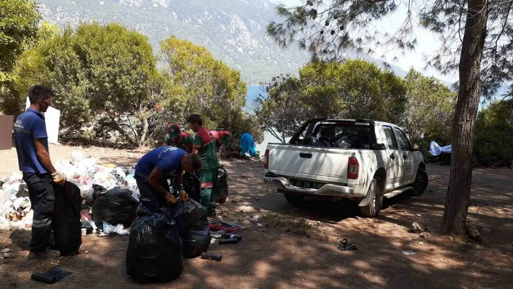 Menteşe'de ekipler Akbük Koyu'nda 2 ton çöp topladı