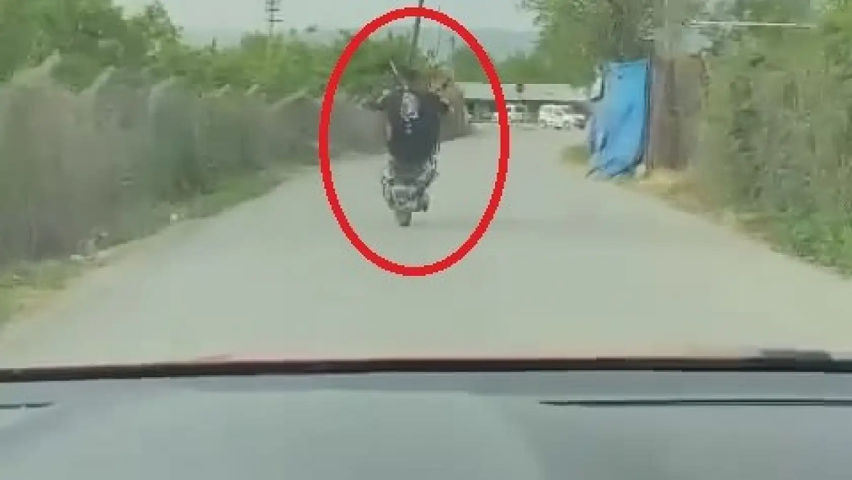 Motosikletiyle ön kaldırdı, kayarak yere düştü