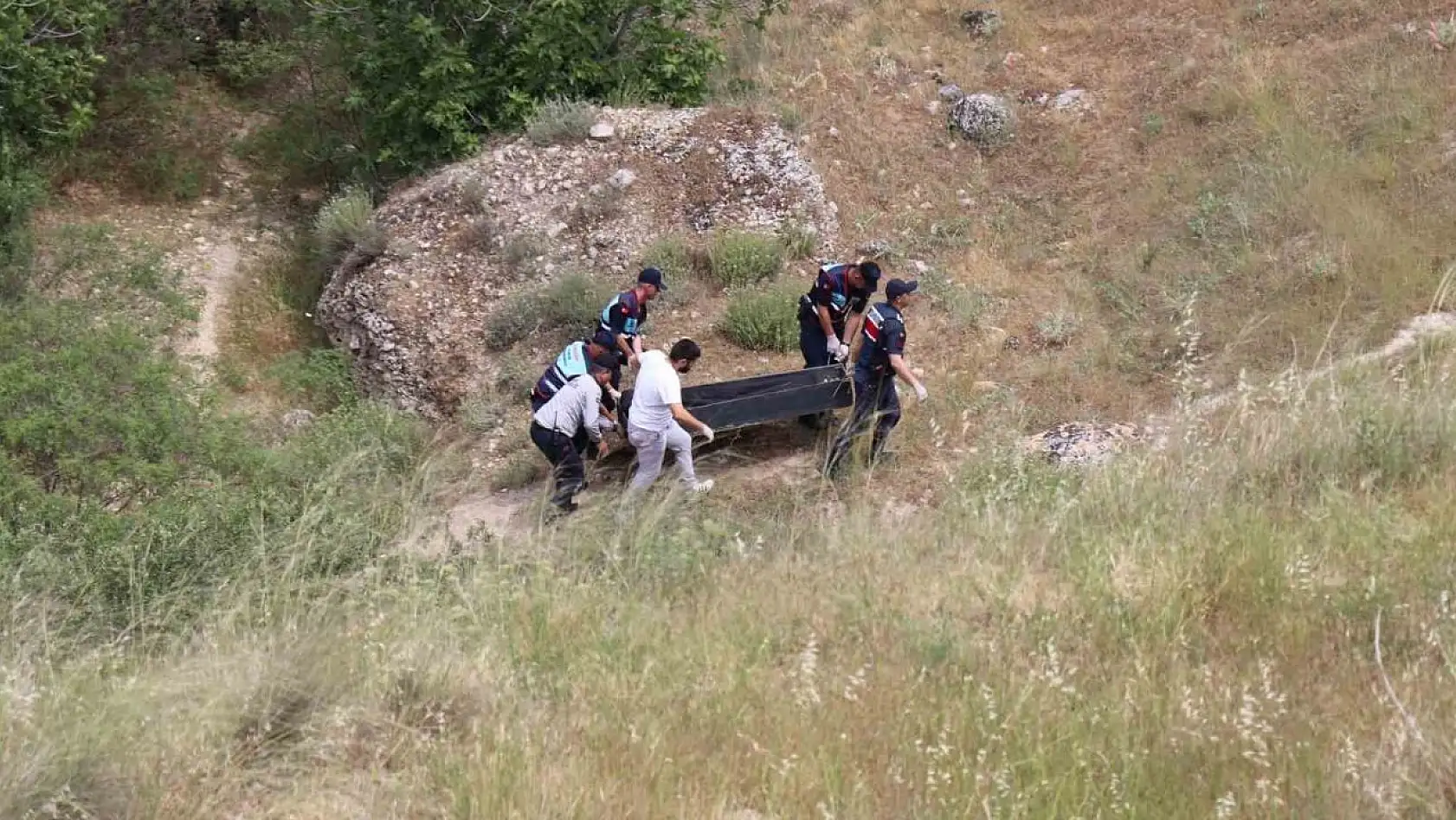 Ölü bulunan turistin cenazesi düştüğü uçurumdan çıkartıldı