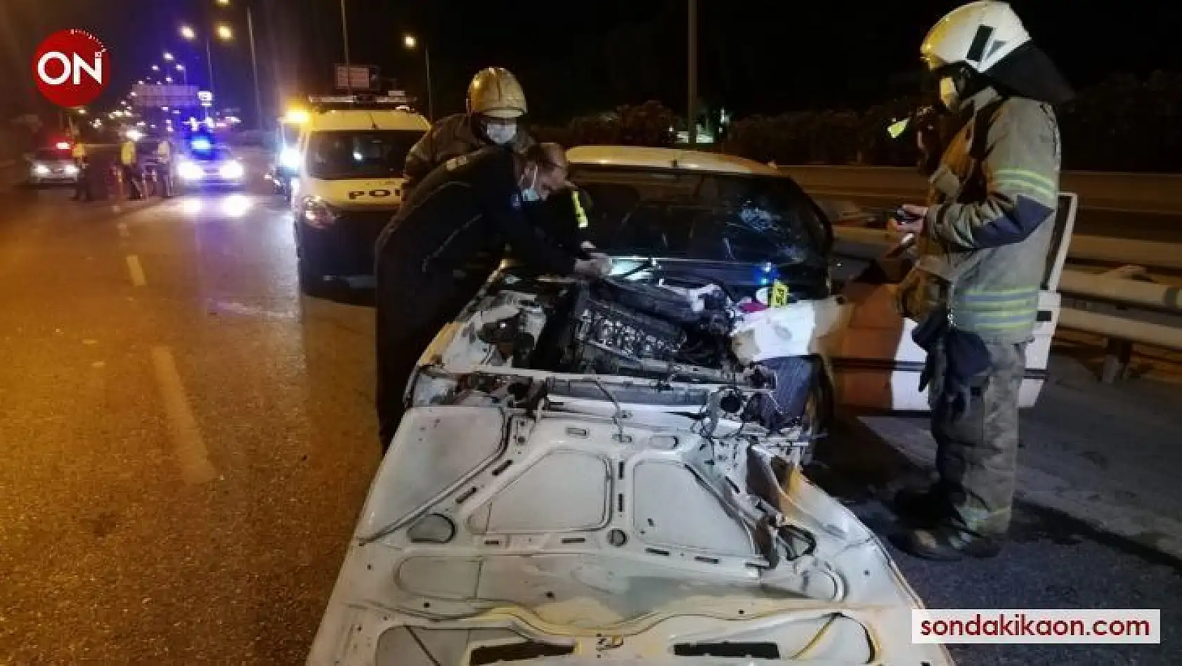 Otomobil önce aydınlatma direğine ardından bariyere çarptı: 3 yaralı