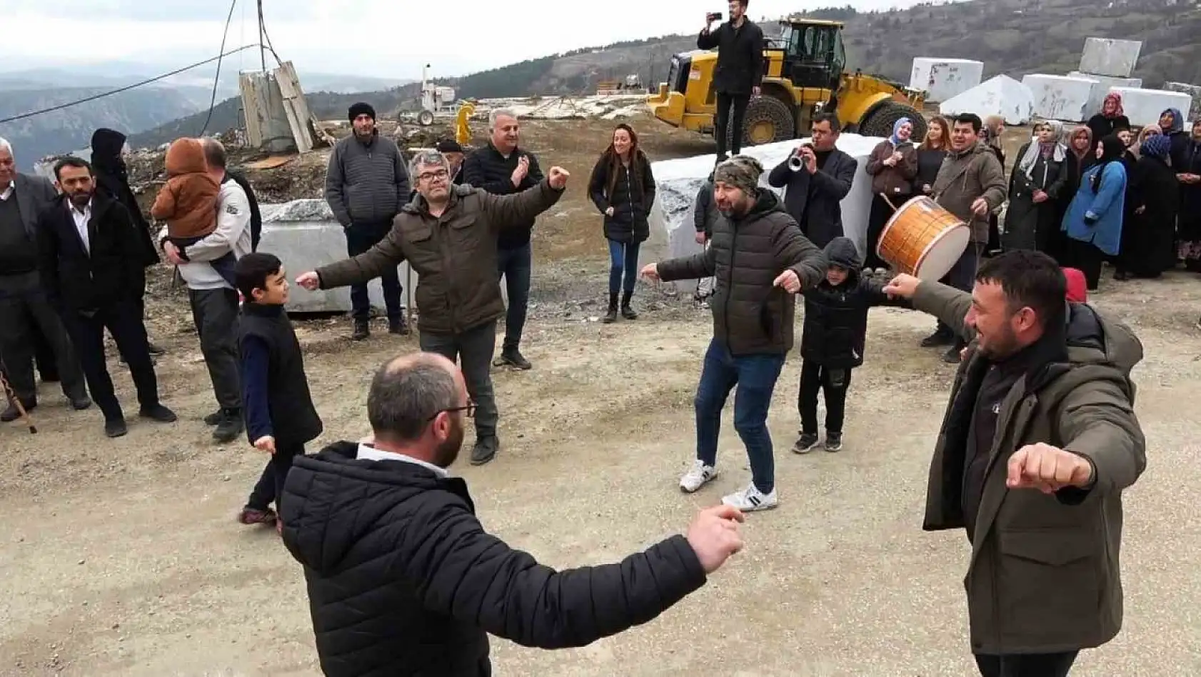 (Özel) Bursa'da mahkemenin mermer ocağı kararını duyan köylüler davul zurnayla yürüdü
