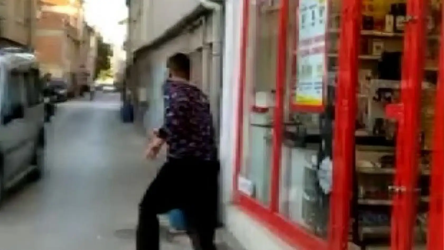 (Özel) - Bursa'da markete kilitlenen hırsız camı kırarak böyle kaçtı