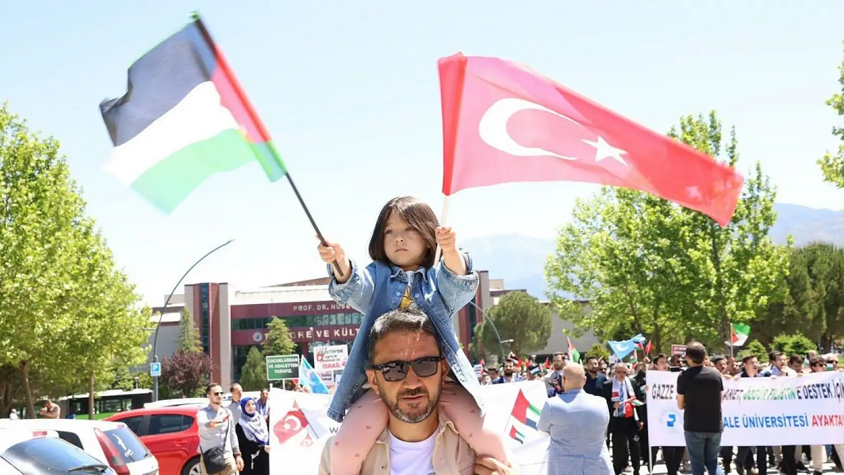PAÜ'de Filistin'e destek yürüyüşü yapıldı