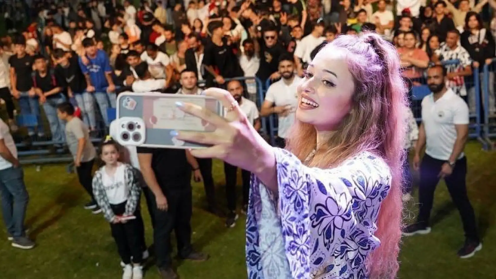 Pınar Süer Kestel'de sahne aldı