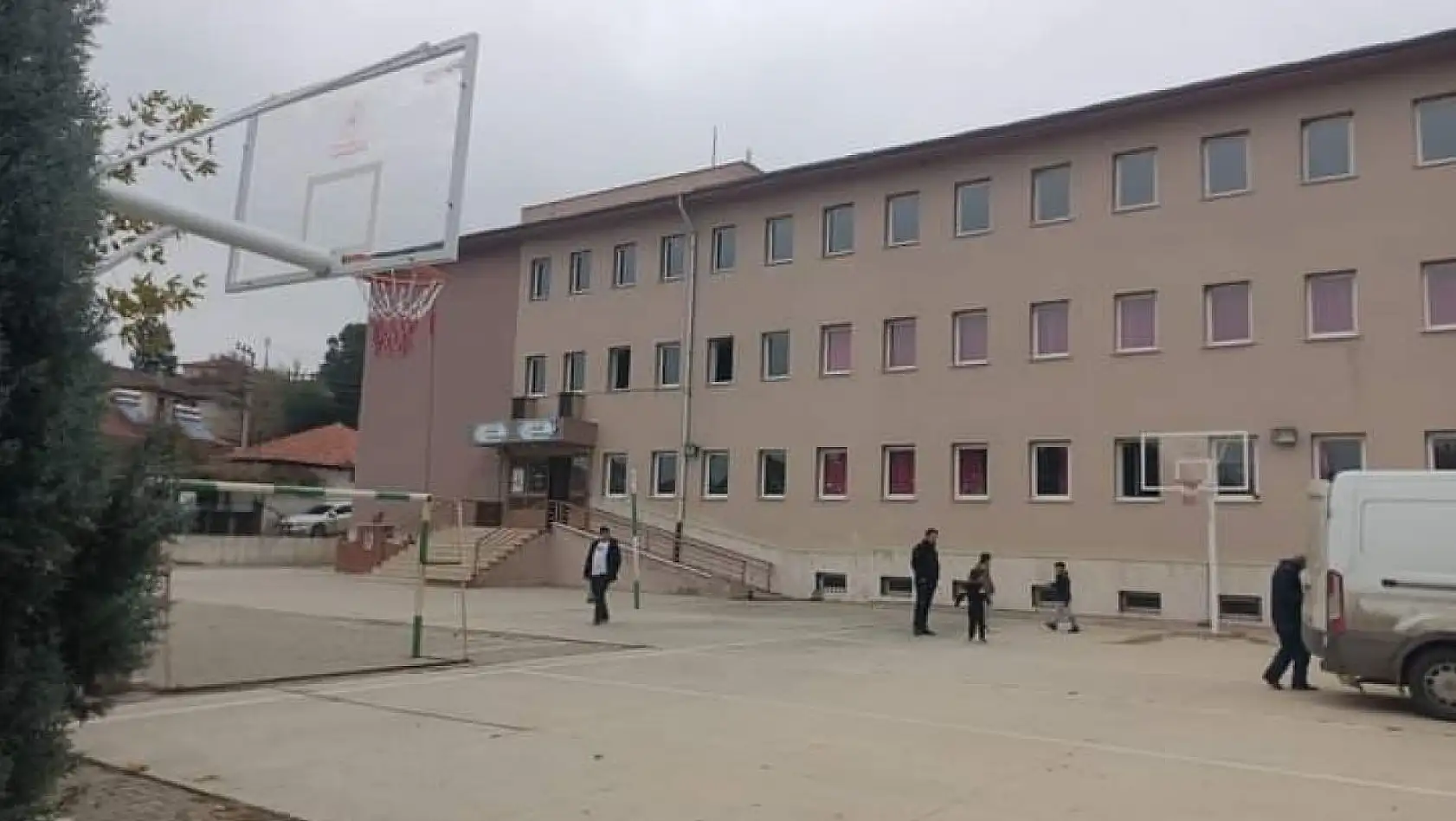 Sarıgöl'de okullara basketbol potaları yerleştirildi