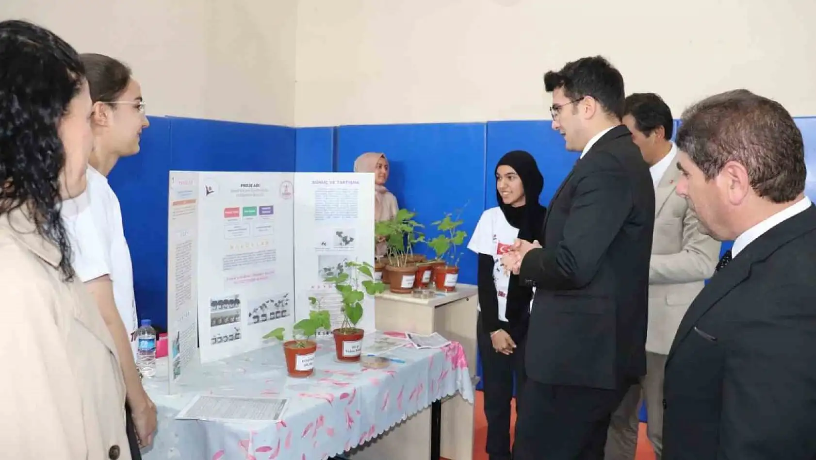 Selendi'de Tübitak 4006 Bilim Fuarı açıldı