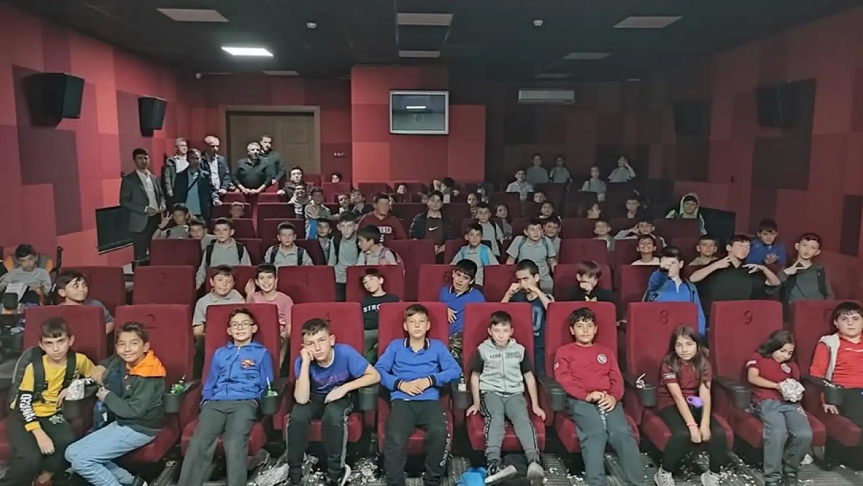 Simav'da öğrencilerin sinema keyfi