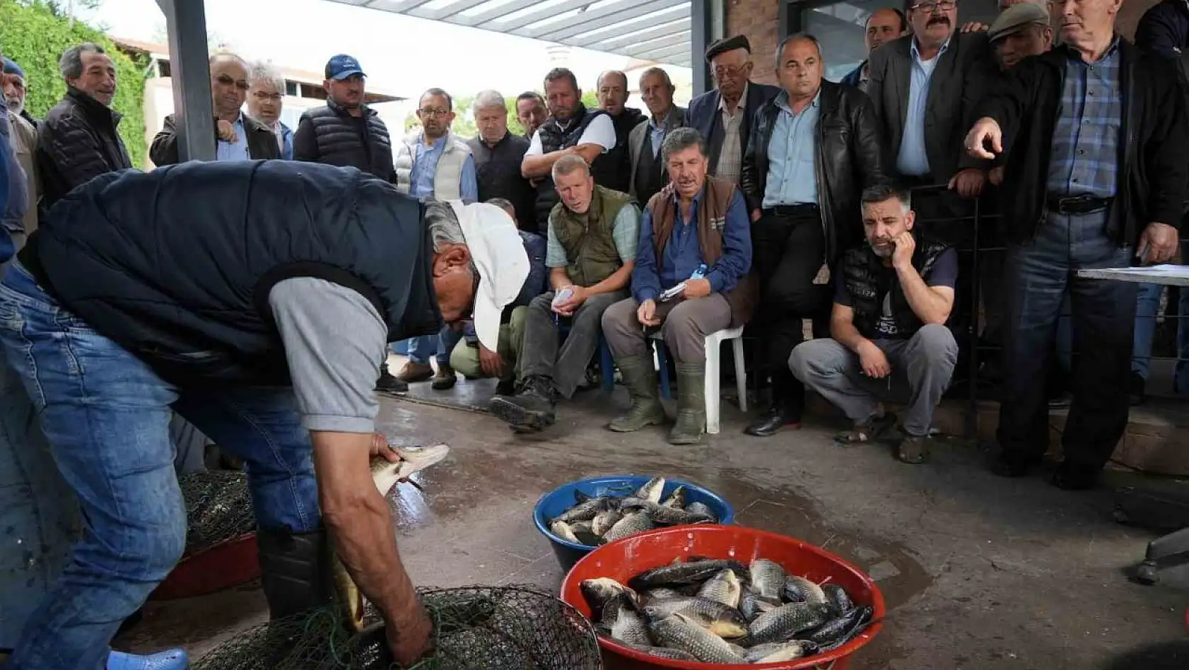 Tarihi Gölyazı'da 100 yıllık balık mezadı