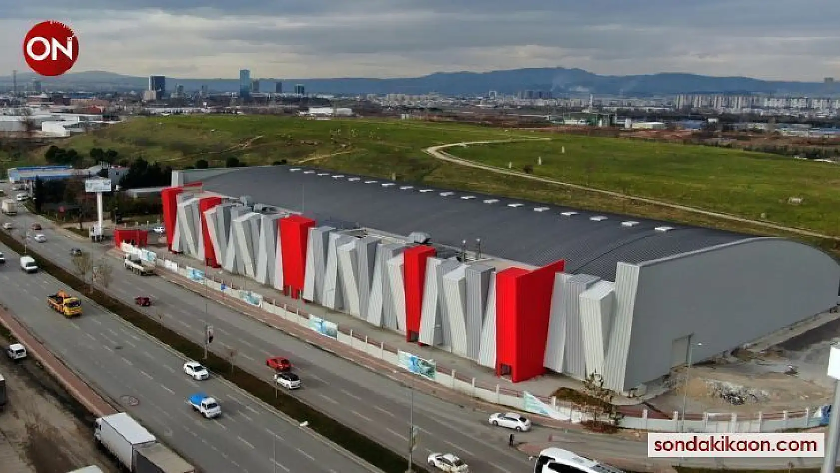 Türkiye'nin en modern atletizm salonunun pisti kaplanıyor