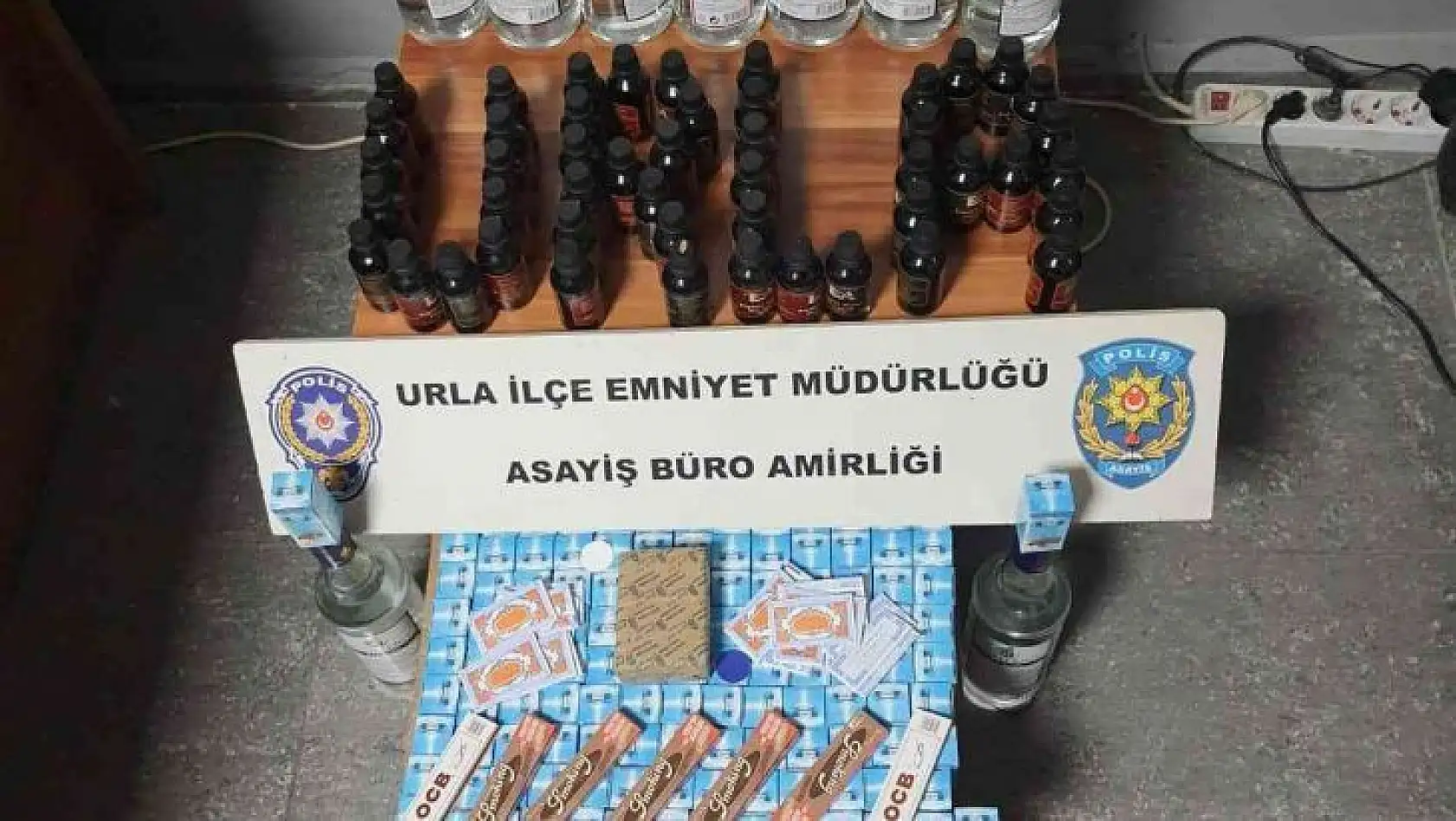 Urla'da kaçak içki ve sigara satışı yapan markete polis baskını
