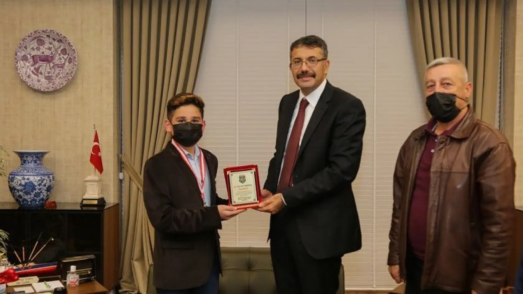 Vali Ali Çelik, Türkiye üçüncüsü Yasin Anıl Demirkol'u ağırladı