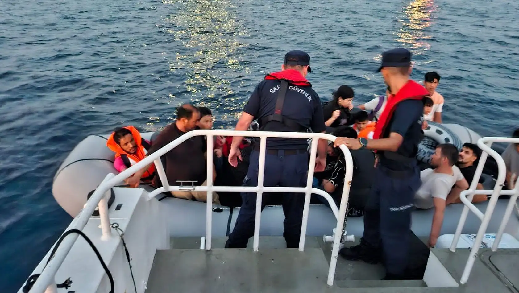 Ayvalık açıklarında 11'i çocuk 30 düzensiz göçmen yakalandı