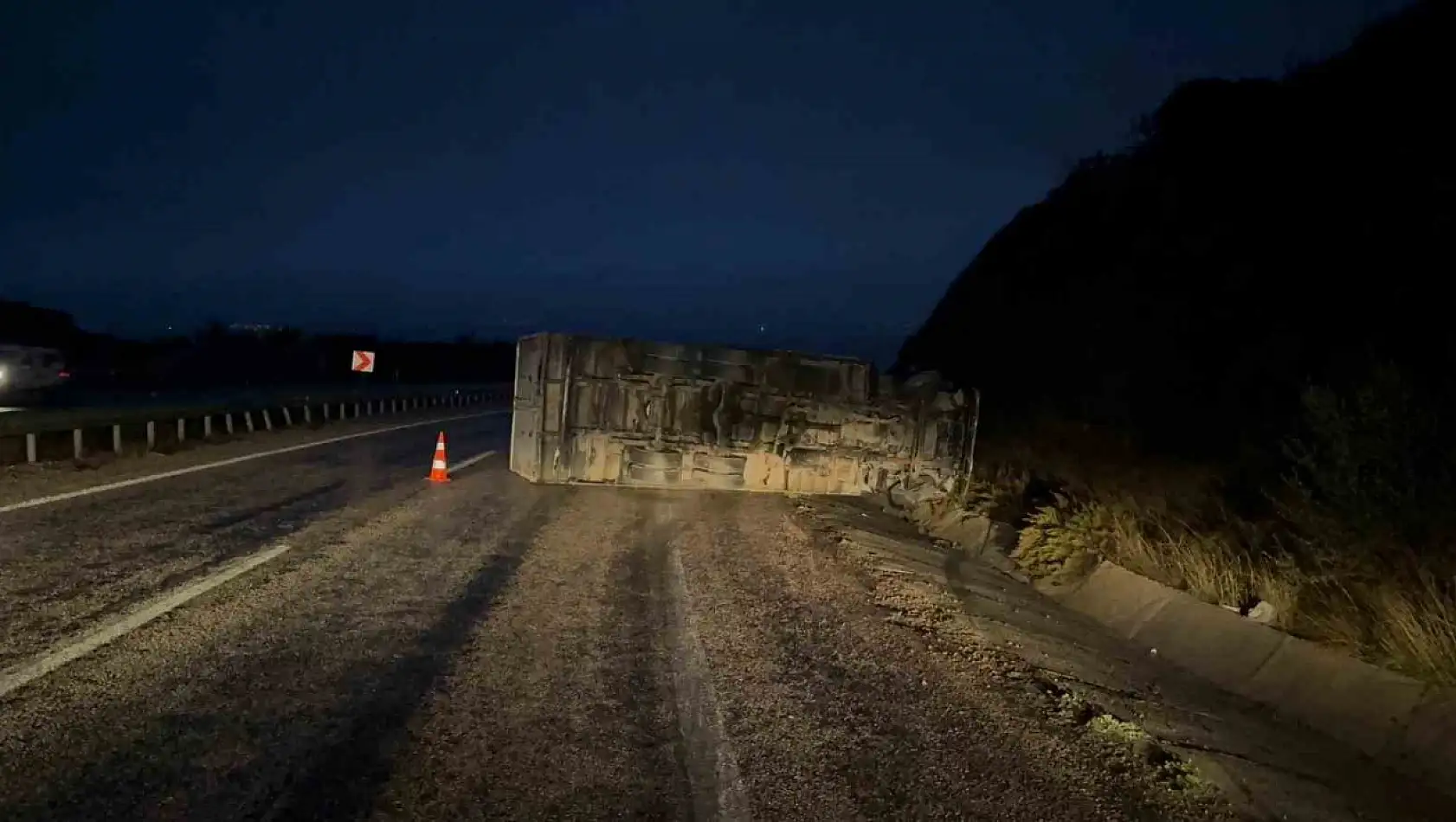 Gönen-Bandırma yolunda trafik kazası: Kamyon devrildi