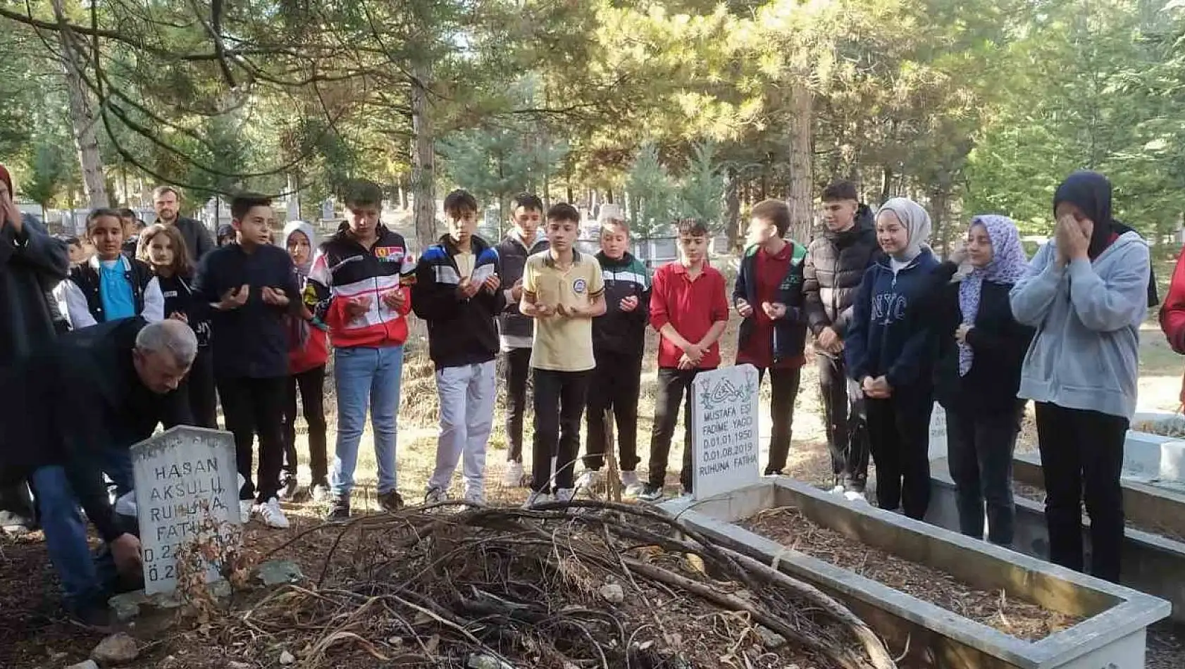 Hisarcık'ta vefat eden öğretmenlerin mezarları ziyaret edildi