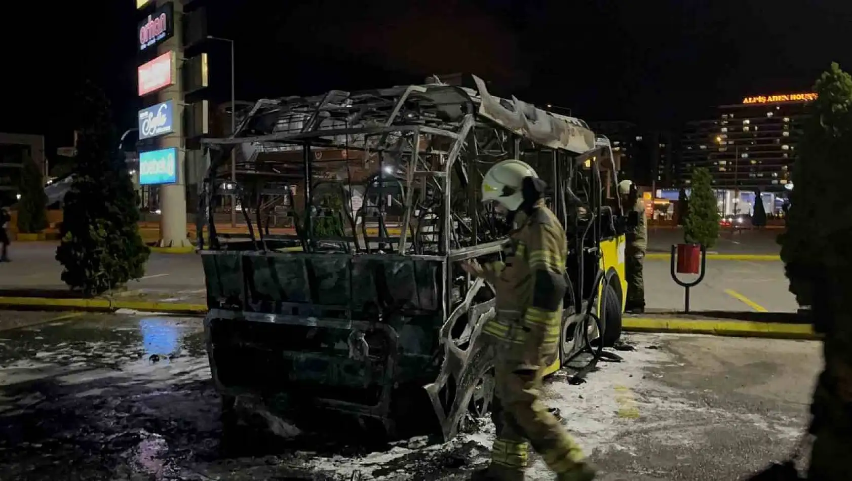 Park halindeki belediye midibüsü alev topuna döndü