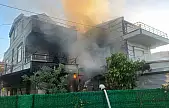 Ayvalık'ta bir villanın garajında park halindeki araçta çıkan yangın eve sıçradı