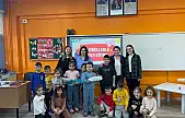 Burhaniye'de dev diş fırçası miniklerle buluştu
